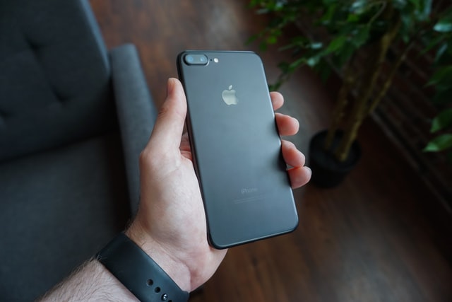 Uszkodzony iPhone – czy warto go naprawiać?
