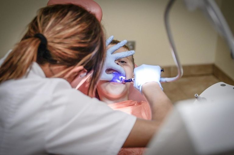 Dlaczego regularne wizyty u dentysty są ważne?
