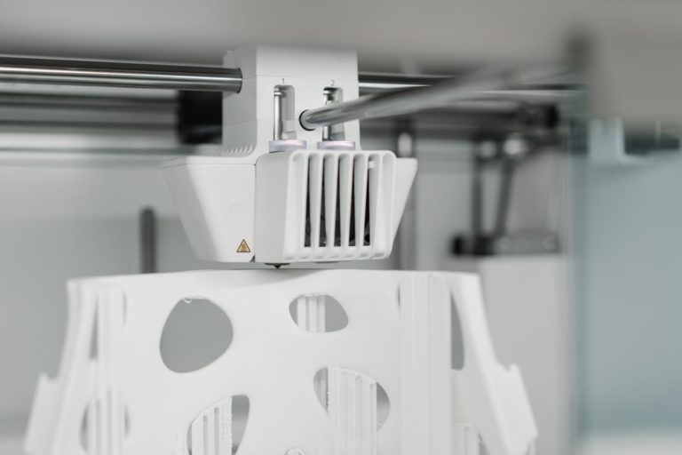 Jaką technologię wykorzystuje się podczas druku 3D?